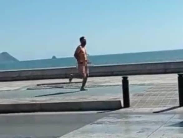 Hombre corre desnudo en pleno malecón de Mazatlán