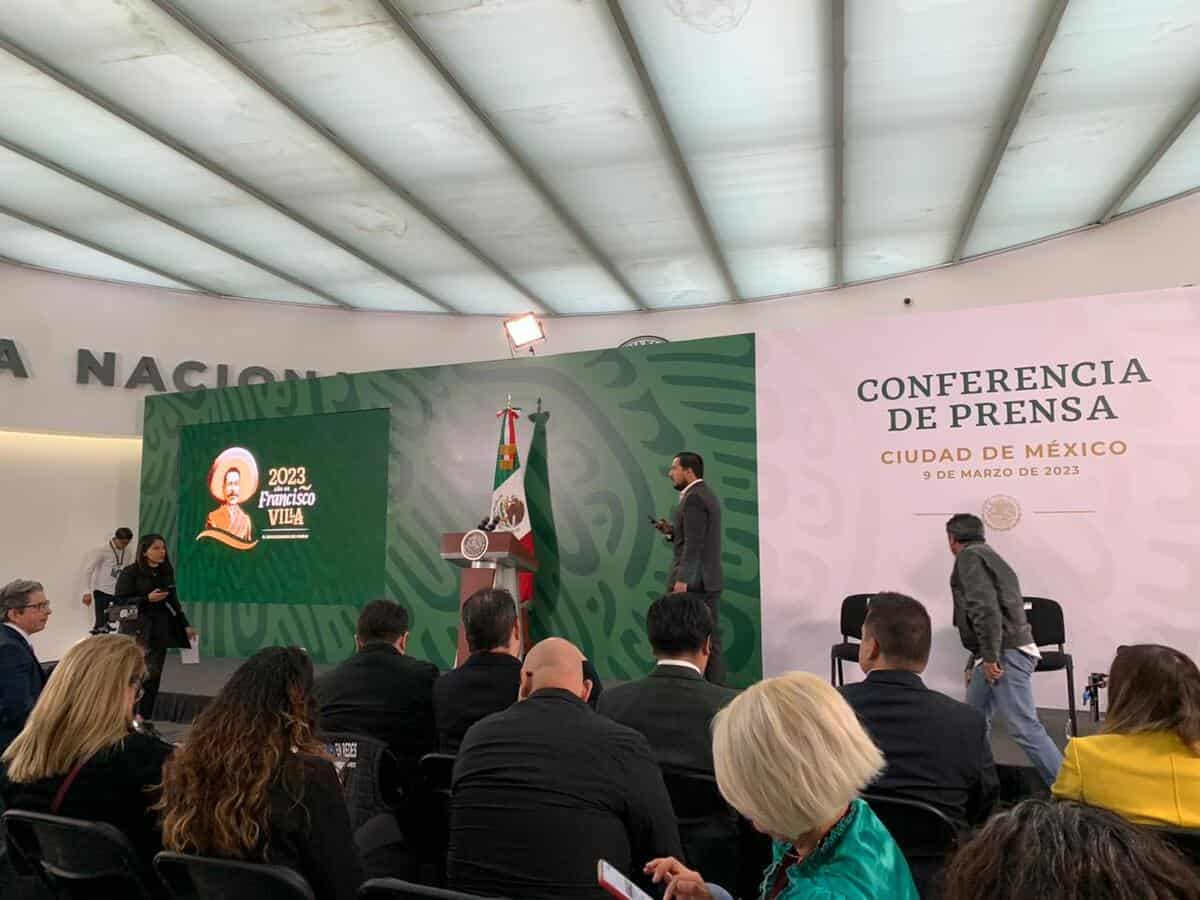AMLO da su conferencia «mañanera» en el búnker de Genaro García. | FOTO: Internet.