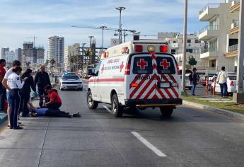 Turista golpea a motociclista por ir en el celular y lo manda al hospital en Mazatlán