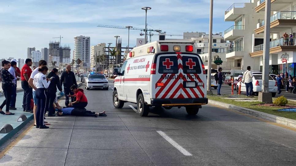 Turista golpea a motociclista por ir en el celular y lo manda al hospital en Mazatlán