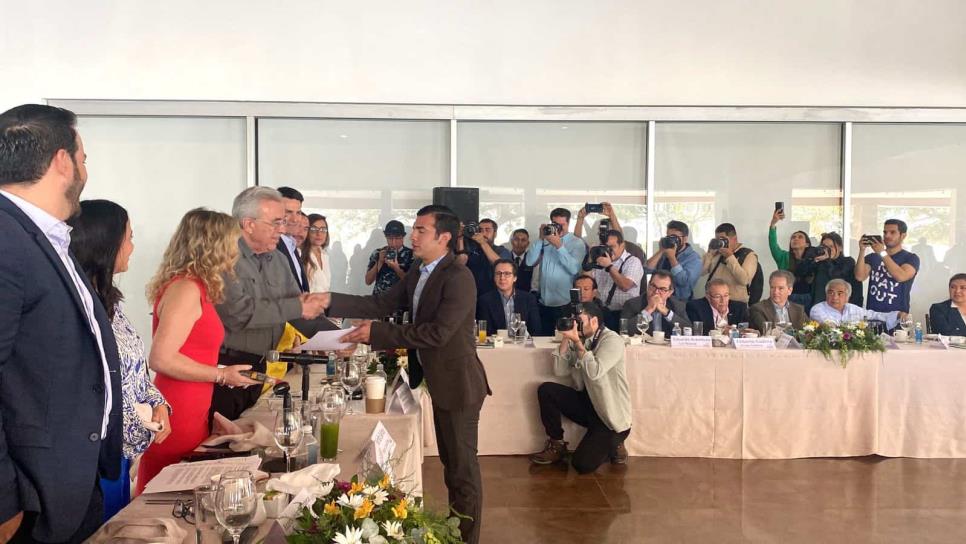 Grupo Salinas premia a 3 ciudadanos del año en Sinaloa