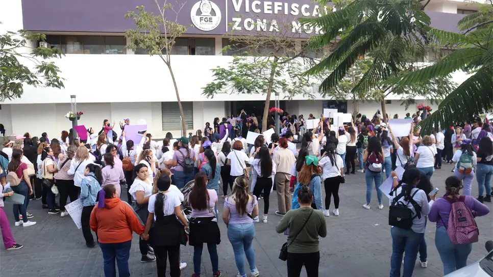 Canaco de Los Mochis reprueba vandalización a la Vicefiscalía durante la marcha del 8M. | FOTO: Luz Noticias.