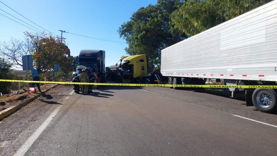 Choque de tres tráileres deja daños materiales en la maxipista Culiacán-Mazatlán