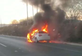 Fuego arrasa con vehículo sobre la carretera La Costerita, en Culiacán