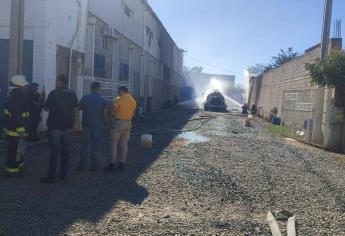 Se incendia pipa de diésel al interior de una congeladora por la carretera Culiacán-Navolato