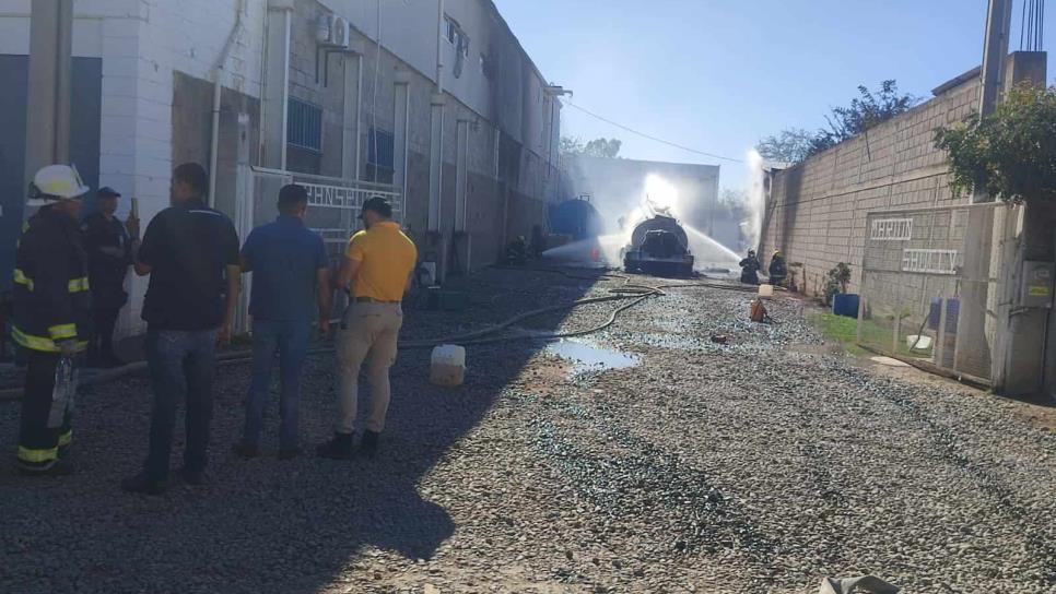 Se incendia pipa de diésel al interior de una congeladora por la carretera Culiacán-Navolato