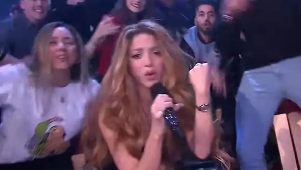 Shakira y Bizarrap cantan en vivo en Nueva York. | FOTO: Internet.