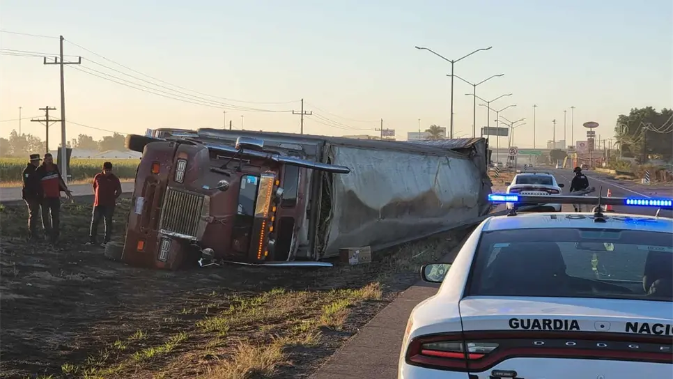Trailero se queda dormido y vuelca cargado de 20 toneladas de chile
