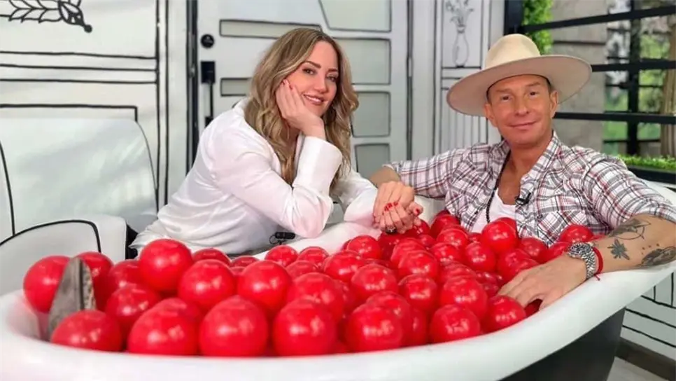 Erik Rubín y Andrea Legarreta en «La Tina». FOTO: Internet