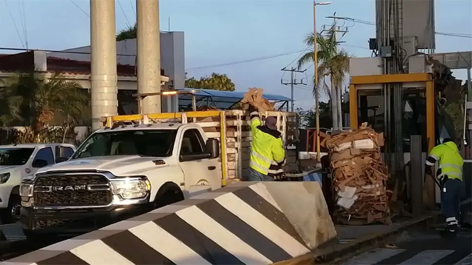 Tráiler cargado con cartón choca contra caseta de cobro de Costa Rica