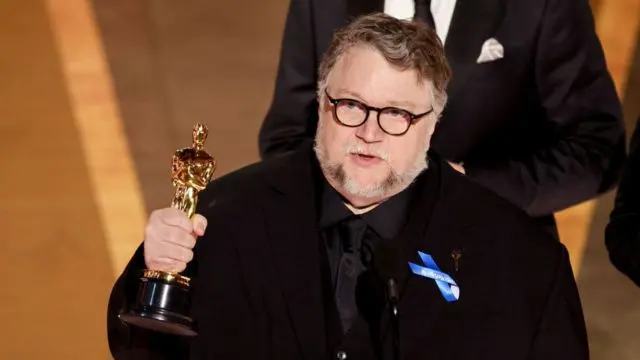 Guillermo del Toro: qué significa su moño azul. | FOTO: Internet.