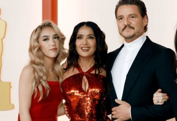 Salma Hayek “se cuela” para tomarse foto con Pedro Pascal | VIDEO