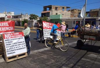 Comerciantes de Mazatlán bloquean la Avenida Juan Carrasco; están en contra del carril preferencial