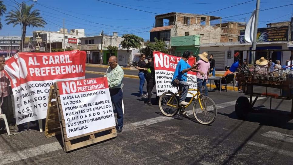Comerciantes de Mazatlán bloquean la Avenida Juan Carrasco; están en contra del carril preferencial
