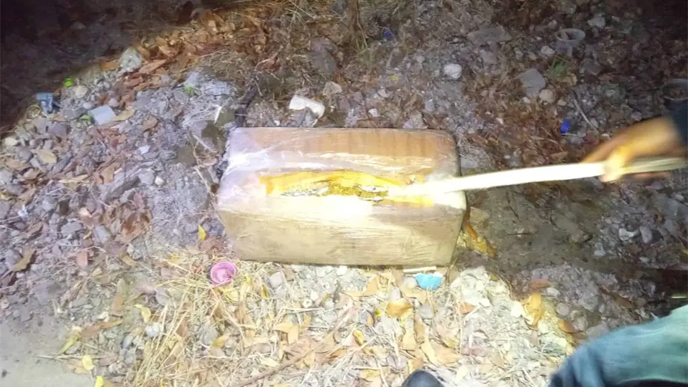 Policías aseguran dos paquetes de droga abandonados en Culiacán. | FOTO: Ángel Zamudio.