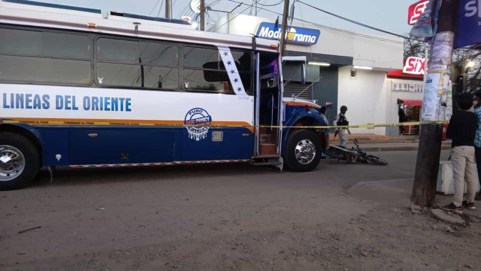 Motociclista muere arrollado por camión de pasajeros en el Limón de los Ramos, Culiacán