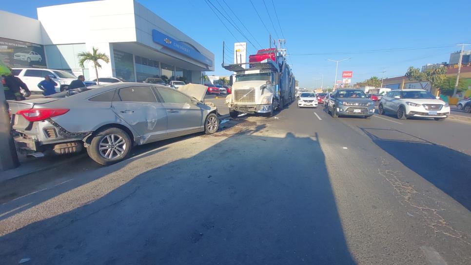 Conductora destroza su auto tras chocar contra tráiler y luminaria, en Culiacán