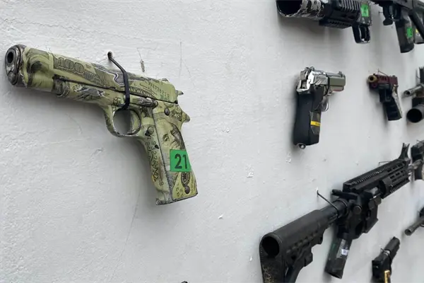 Uzis, lanzagranadas y hasta barrets destruye la Sedena en Mazatlán Uzis, lanzagranadas y hasta barrets destruye la Sedena en Mazatlán