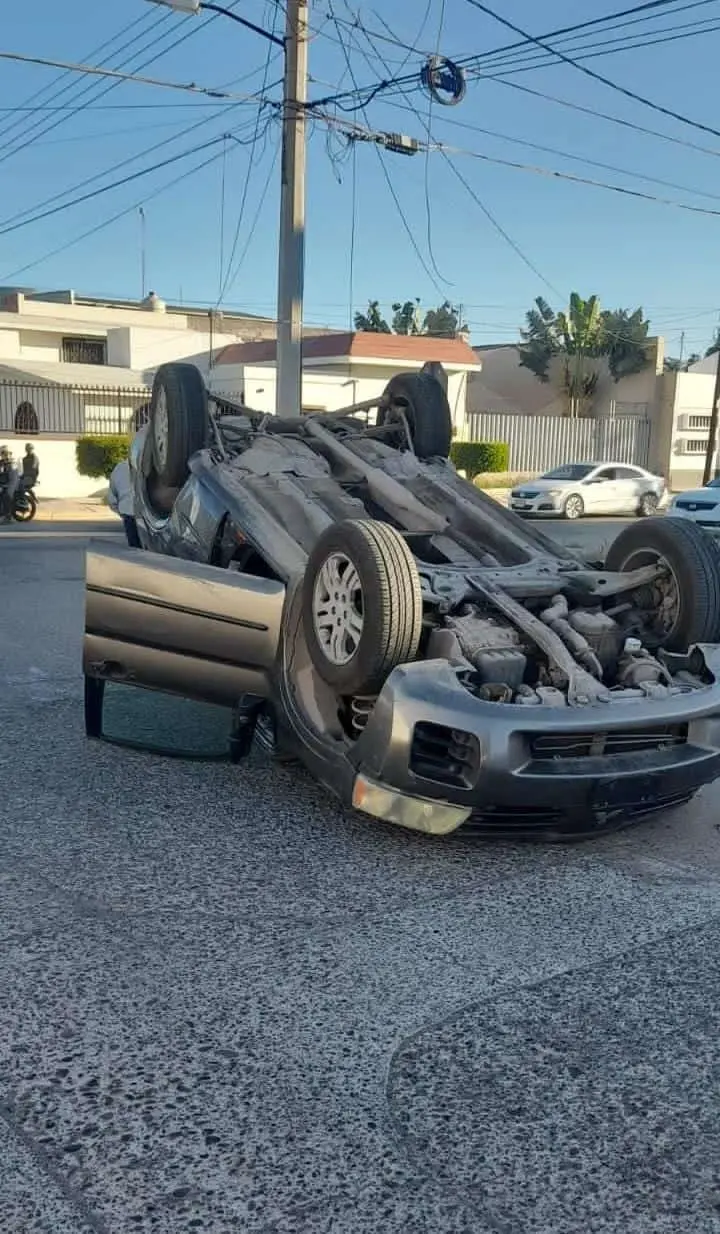 Volcadura en Guasave deja a mujer de la tercera edad lesionada. | FOTO: Cortesía.