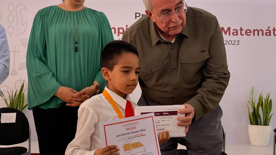 Rocha Moya premia a ganadores de la Olimpiada Estatal de Matemáticas