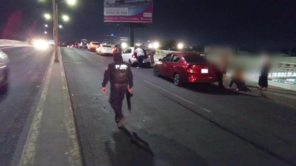 Lanzan «ponchallantas» sobre puente en Culiacán y dañan una decena de carros