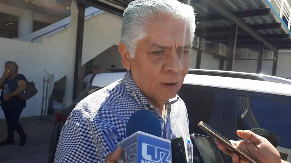 Rafael Mendoza Zataráin atendiendo a los medios de comunicación. FOTO: Luz Noticias