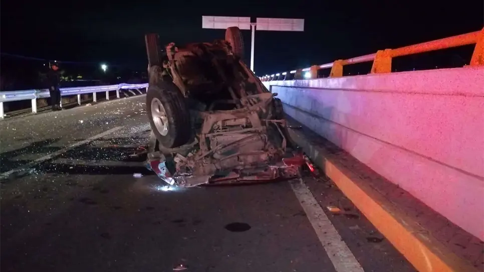 Joven vuelca en la México 15, frente a Ruz Cortines, Guasave