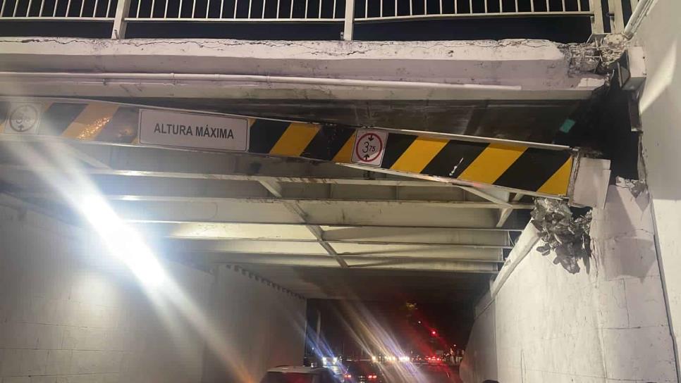 Camión de carga choca contra puente de la Álvaro Obregón y causa daños en la estructura