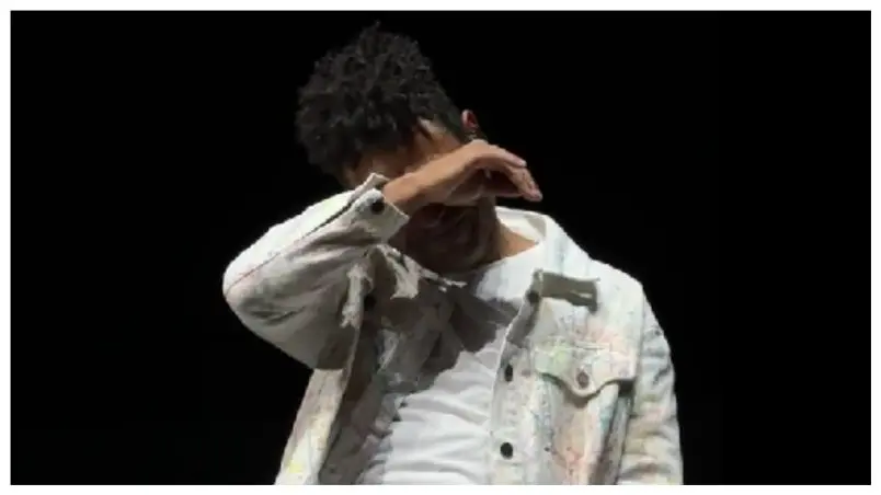 Kalimba llora en pleno concierto, luego de denuncia en su contra por abuso sexual. | FOTO: Internet.