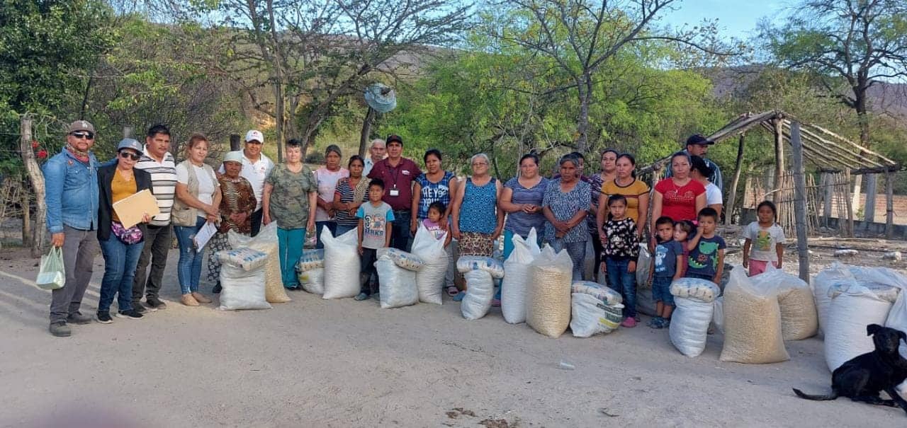 Se entregaron costales de maíz, frijol y arroz. FOTO: Cortesía