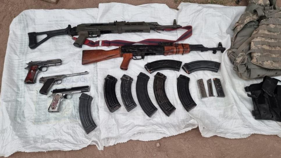 Aseguran armas, droga, vehículos, y dos civiles en Imala, Culiacán