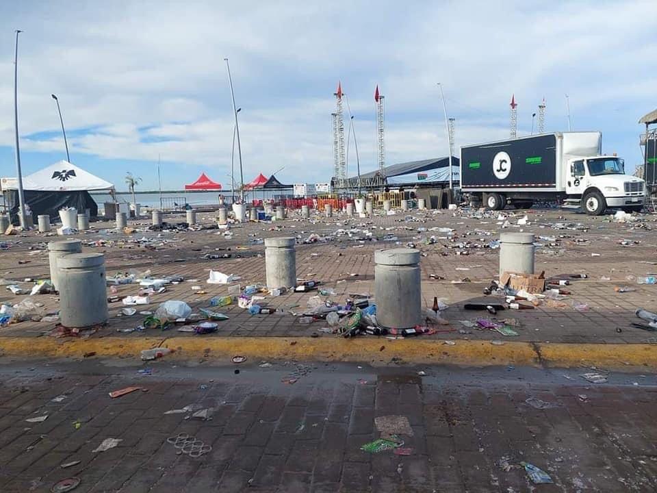 Malecón de Altata queda lleno de basura tras el carnaval 2023