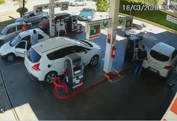 Trabajador de gasolinera rocía de combustible a cliente y le prende fuego | VIDEO