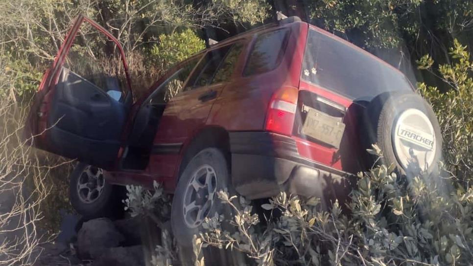 Joven se sale de la carretera y queda entre los mangles al regresar de El Maviri