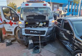 Ambulancia choca contra un automóvil en Culiacán: dos paramédicos y dos civiles resultan heridos