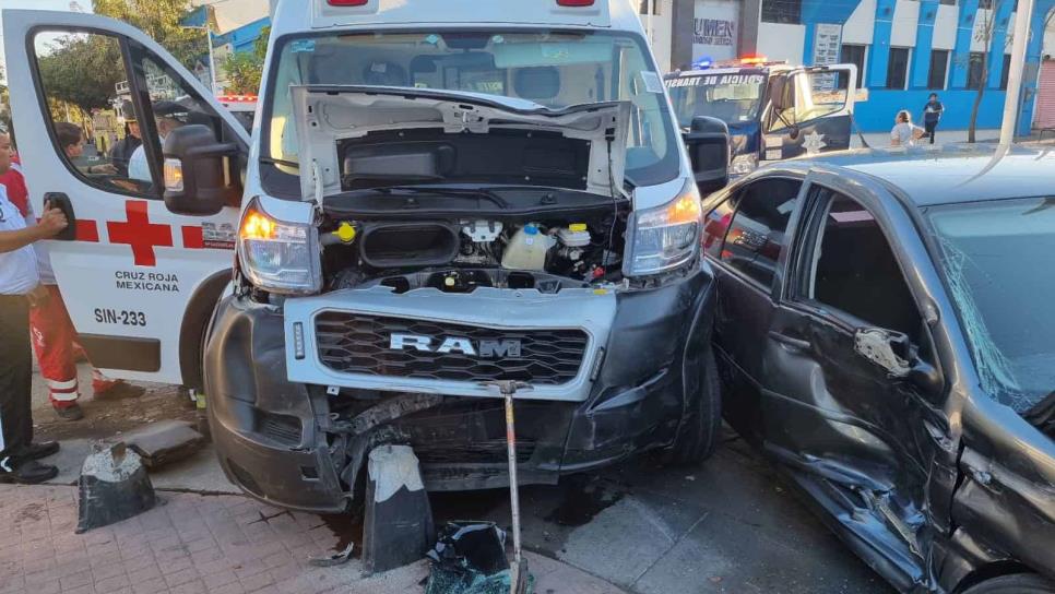 Ambulancia choca contra un automóvil en Culiacán: dos paramédicos y dos civiles resultan heridos