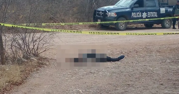 El cuerpo sin vida de «El Chueco» quedó tirado en un camino rural.