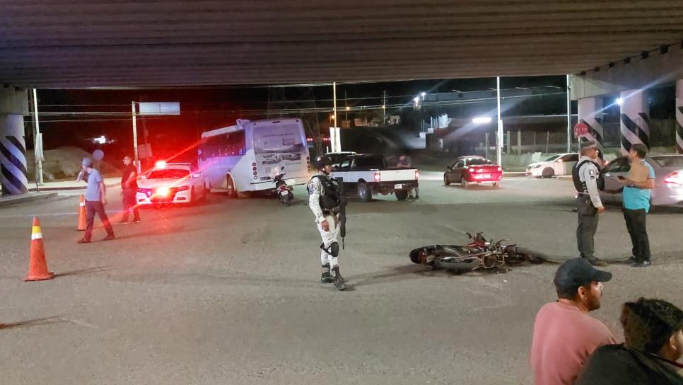 Motociclista queda herido tras chocar contra camión urbano en Culiacán