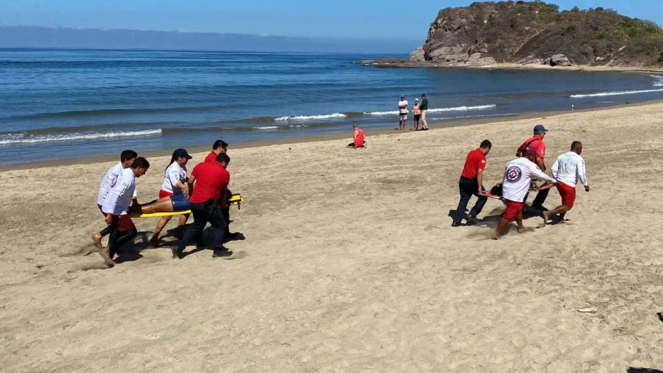 Simulan rescate de 12 turistas tras hundirse embarcación en playas de Mazatlán