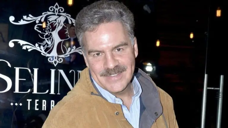 Le llueven criticas a Ari Telch por foto de despedida de Rebecca Jones.| FOTO: Internet.