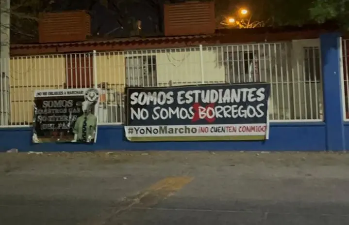 «Somos estudiantes, no somos borregos #YoNoMarcho», aparecen más mantas en la UAS