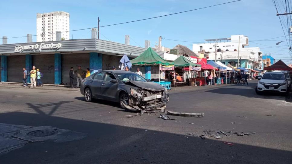 Aparatoso choque termina en volcadura, en el Centro de Mazatlán