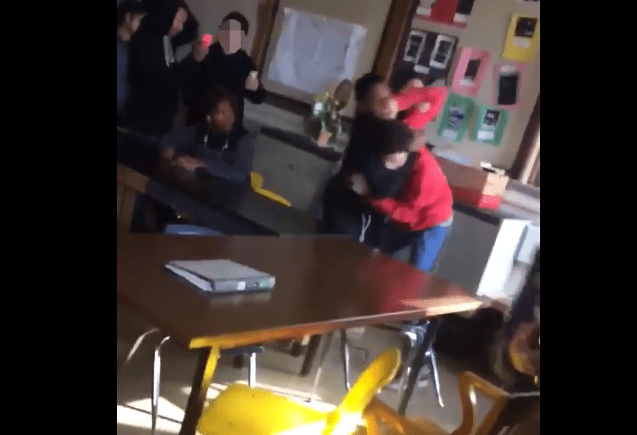Captan a estudiante golpeando a una profesora en clase | VIDEO