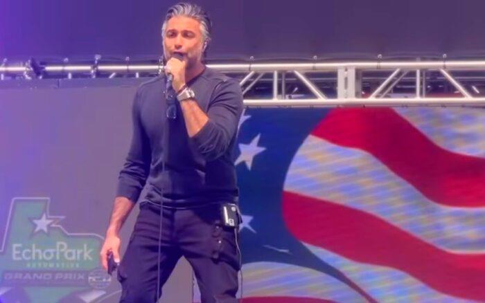 Jaime Camil se equivoca cantando el himno de Estados Unidos y se lo acaban en redes