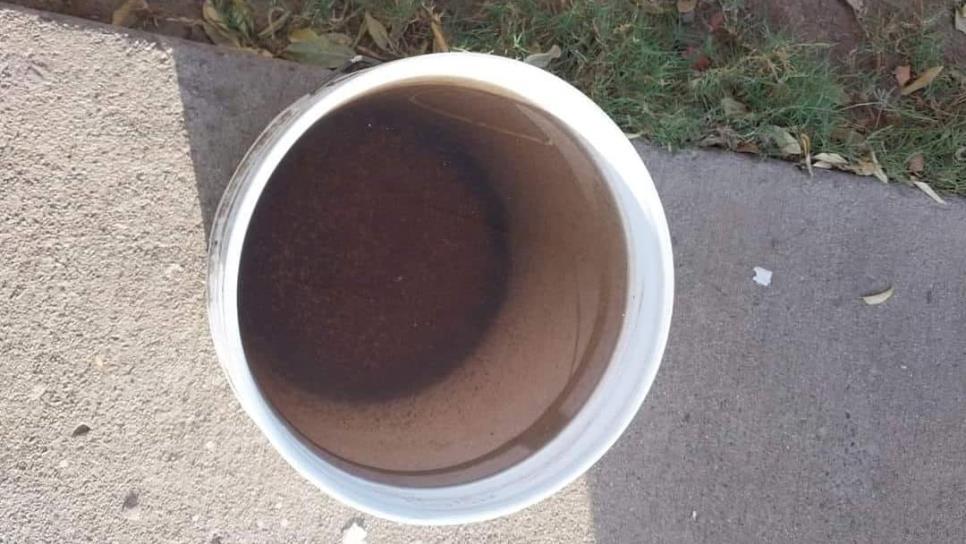 Apestosa y color café, vecinos de Choix muestran las condiciones del agua potable