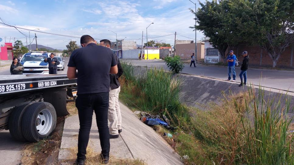 Muere motociclista en Mazatlán al caer a un canal en Santa Fe