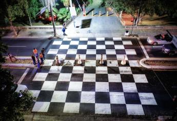 En Culiacán instalan piezas de ajedrez en el cruce peatonal de Paseo Niños Héroes y Morelos