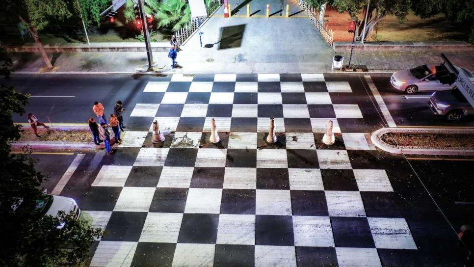 En Culiacán instalan piezas de ajedrez en el cruce peatonal de Paseo Niños Héroes y Morelos