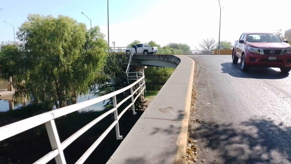 Caída de auto en puente de Malecón Viejo deja peligrosa estructura expuesta en Culiacán