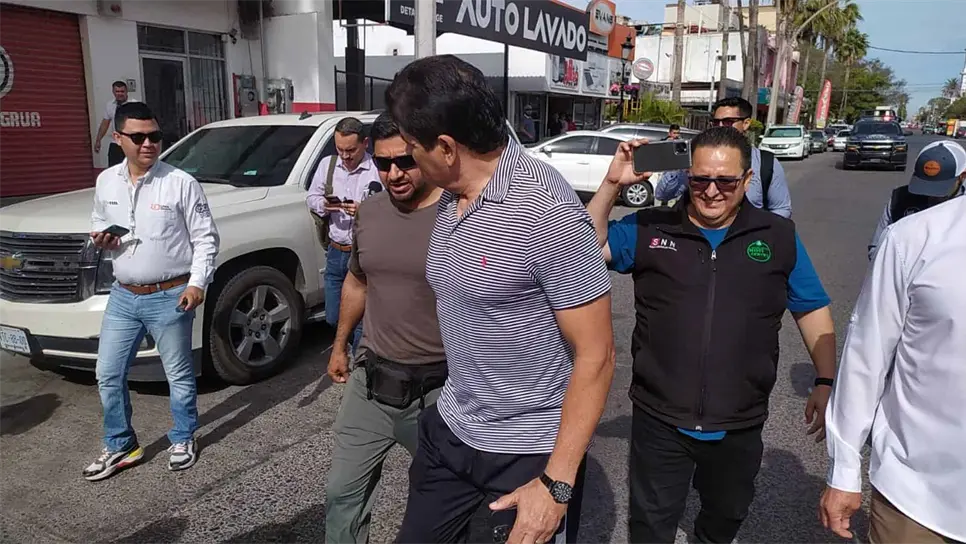 El exgobernador se encuentra en el lugar del hecho, justo en las afueras de su ferretería. FOTO: Martín Ruiz.